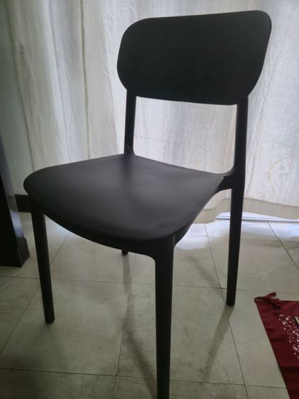 เก้าอี้พลาสติกสีดำ