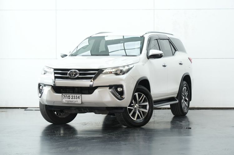 Toyota Fortuner 2.4 V 2WD ปี 2018 สี ขาว (160V51)