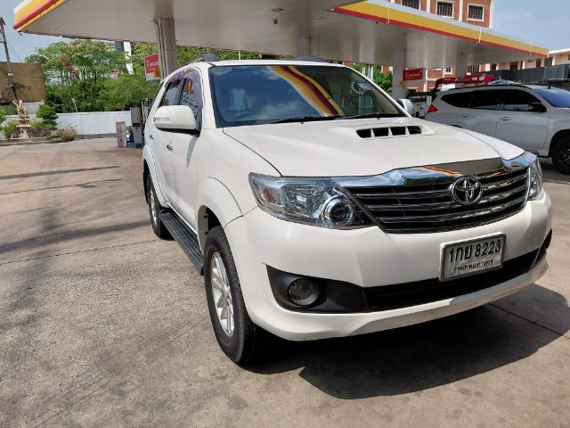 Toyota Fortuner 2013 2.5 G VNT 2WD Champ Midnight Shine Utility-car ดีเซล เกียร์ธรรมดา ขาว รูปที่ 4