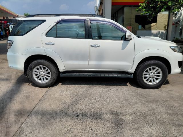 Toyota Fortuner 2013 2.5 G VNT 2WD Champ Midnight Shine Utility-car ดีเซล เกียร์ธรรมดา ขาว รูปที่ 3