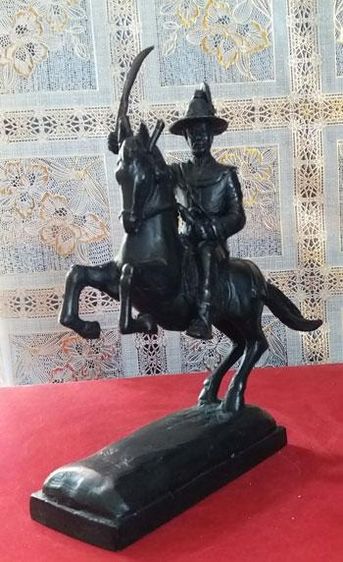 รูปหล่อพระบูชาสมเด็จพระเจ้าตากสินมหาราชทรงม้าศึก สูง 8 นิ้ว วัดอินทราราม