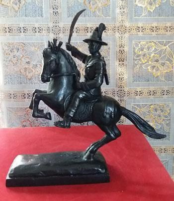 รูปหล่อพระบูชาสมเด็จพระเจ้าตากสินมหาราชทรงม้าศึก สูง 8 นิ้ว วัดอินทราราม รูปที่ 3