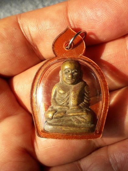 รูปหล่อหลวงพ่อเงินพร้อมเลี่ยมพลาสติก