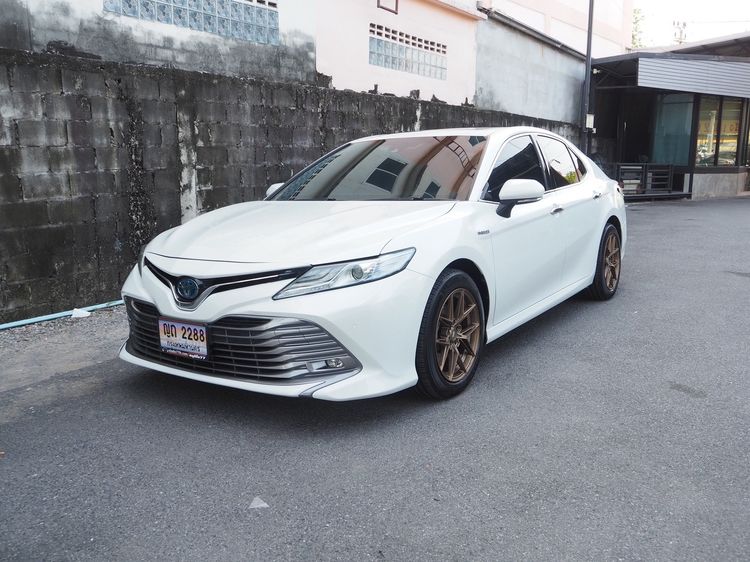 Toyota Camry 2021 2.5 HEV Premium Luxury Sedan ไฮบริด ไม่ติดแก๊ส เกียร์อัตโนมัติ ขาว รูปที่ 2