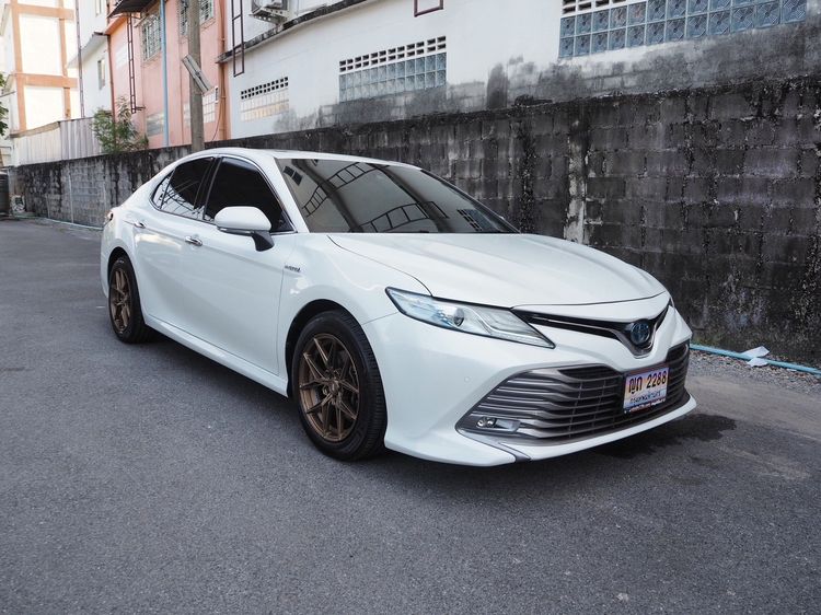 รถ Toyota Camry 2.5 HEV Premium Luxury สี ขาว
