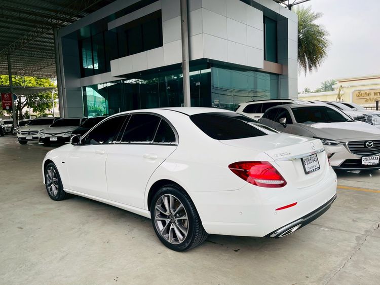 Mercedes-Benz E-Class 2021 E300e Sedan ปลั๊กอินไฮบริด (PHEV) ไม่ติดแก๊ส เกียร์อัตโนมัติ ขาว รูปที่ 4