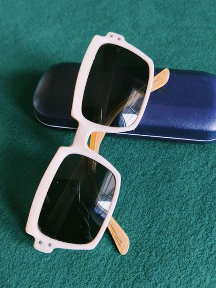 แว่นกันแดดวินเทจยุค 80 made in France แท้ ทรงเหลี่ยมหายากมากกระจกดำใส่สบายตากรอบแว่นสีขาวเท่มากขนาดหน้ากว้าง 5นิ้ว.ก้านมีความยาว 5.3นิ้ว รูปที่ 12
