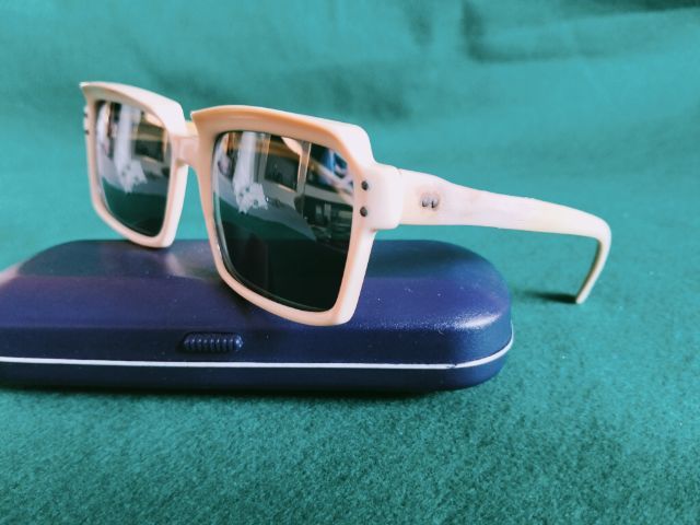 แว่นกันแดดวินเทจยุค 80 made in France แท้ ทรงเหลี่ยมหายากมากกระจกดำใส่สบายตากรอบแว่นสีขาวเท่มากขนาดหน้ากว้าง 5นิ้ว.ก้านมีความยาว 5.3นิ้ว รูปที่ 4