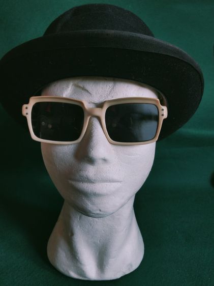 แว่นกันแดดวินเทจยุค 80 made in France แท้ ทรงเหลี่ยมหายากมากกระจกดำใส่สบายตากรอบแว่นสีขาวเท่มากขนาดหน้ากว้าง 5นิ้ว.ก้านมีความยาว 5.3นิ้ว