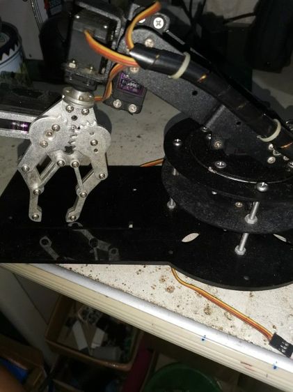 แขนคีบหุ่นยนต่ 5 เซอโวร่ แล้วแต่จะเอาไปต่อยอดเอาเอง