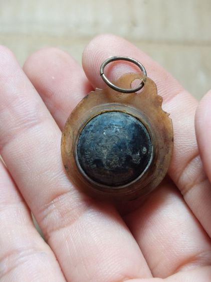 เครื่องรางสีผึ้งเลี่ยมหลวงพ่อกวยวัดโฆสิตารามเก่า รูปที่ 2