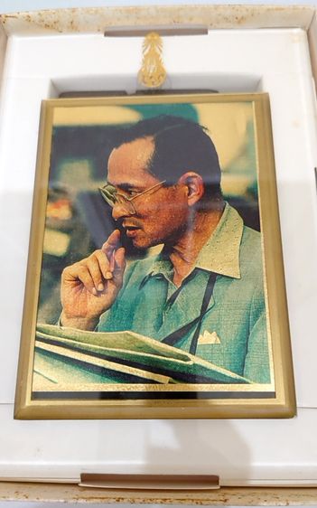 พระบรมฉายาลักษณ์ ร9 ทองคำแท้ ที่ระลึก กาญจนาภิเษก ปี2539 แผ่นทองคำ97.66 พร้อมแท่นวางและกล่องเดิม รูปที่ 2