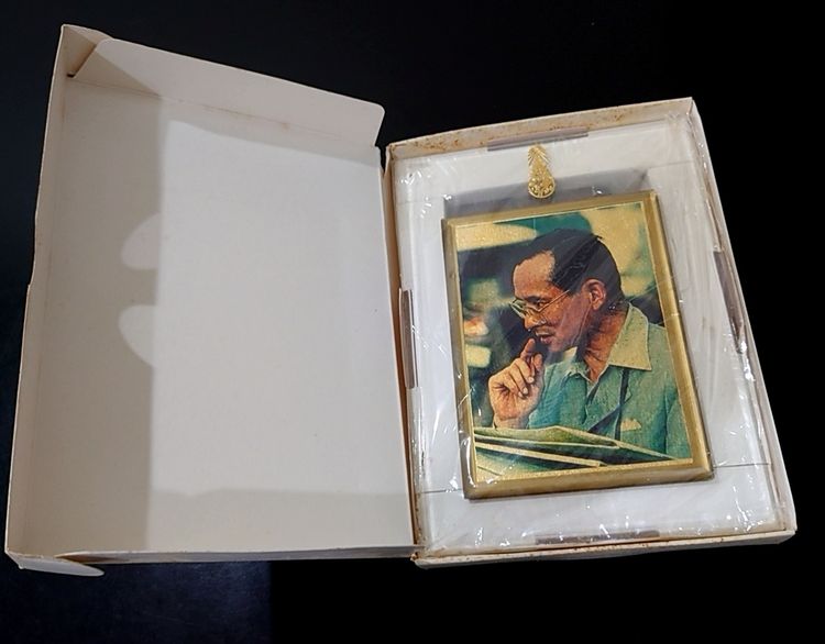 พระบรมฉายาลักษณ์ ร9 ทองคำแท้ ที่ระลึก กาญจนาภิเษก ปี2539 แผ่นทองคำ97.66 พร้อมแท่นวางและกล่องเดิม รูปที่ 4