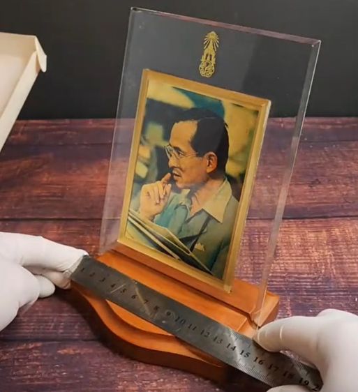 พระบรมฉายาลักษณ์ ร9 ทองคำแท้ ที่ระลึก กาญจนาภิเษก ปี2539 แผ่นทองคำ97.66 พร้อมแท่นวางและกล่องเดิม รูปที่ 6