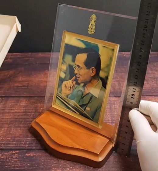 พระบรมฉายาลักษณ์ ร9 ทองคำแท้ ที่ระลึก กาญจนาภิเษก ปี2539 แผ่นทองคำ97.66 พร้อมแท่นวางและกล่องเดิม รูปที่ 5