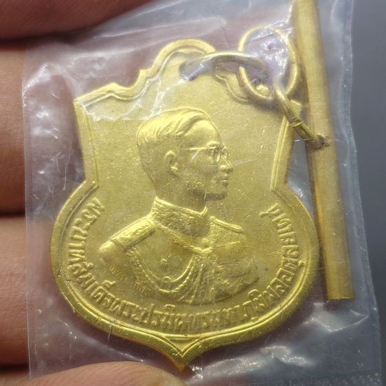 เหรียญอนุสรณ์มหาราช 3 รอบ รัชกาลที่ 9 ปี2506 เนื้ออัลปาก้ากะไหล่ทอง โค้ด “สว” ซ้าย ขวา พร้อมตุ้งติ้ง ไม่ผ่านการใช้ ซองเดิม รูปที่ 2