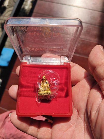 รูปหล่อลอยองค์ หลวงปู่ทวด เนื้อสำริด เคลือบทองคำแท้ วัดดเขาตะเกียบ หัวหิน พิมพ์คม ชัด สภาพสวยงาม สมบุรณ์ แท้ หายาก พร้อมกล่องเดิม เป็น รูปที่ 2