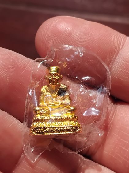 รูปหล่อลอยองค์ หลวงปู่ทวด เนื้อสำริด เคลือบทองคำแท้ วัดดเขาตะเกียบ หัวหิน พิมพ์คม ชัด สภาพสวยงาม สมบุรณ์ แท้ หายาก พร้อมกล่องเดิม เป็น รูปที่ 3