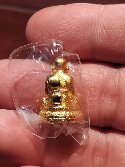 รูปหล่อลอยองค์ หลวงปู่ทวด เนื้อสำริด เคลือบทองคำแท้ วัดดเขาตะเกียบ หัวหิน พิมพ์คม ชัด สภาพสวยงาม สมบุรณ์ แท้ หายาก พร้อมกล่องเดิม เป็น รูปที่ 4