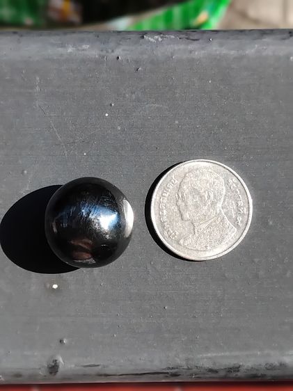 เหล็กไหล ทรงกลมมน จารมือ ขนาดประมาณ 1 นิ้ว มีน้ำหนัก สีดำ สภาพผิวเป็นมัน เนื้อแน่น เนียน รูปทรงเป็นธรรมชาติ เก่า แท้ หายากมากๆ เหล็กไหล เป็น รูปที่ 7