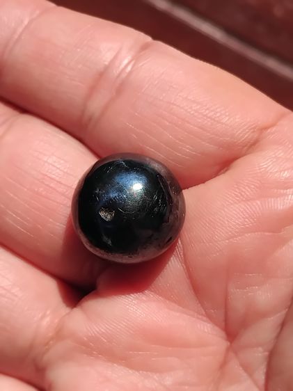 เหล็กไหล ทรงกลมมน จารมือ ขนาดประมาณ 1 นิ้ว มีน้ำหนัก สีดำ สภาพผิวเป็นมัน เนื้อแน่น เนียน รูปทรงเป็นธรรมชาติ เก่า แท้ หายากมากๆ เหล็กไหล เป็น รูปที่ 2