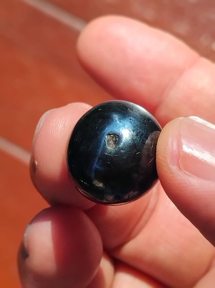 เหล็กไหล ทรงกลมมน จารมือ ขนาดประมาณ 1 นิ้ว มีน้ำหนัก สีดำ สภาพผิวเป็นมัน เนื้อแน่น เนียน รูปทรงเป็นธรรมชาติ เก่า แท้ หายากมากๆ เหล็กไหล เป็น รูปที่ 4