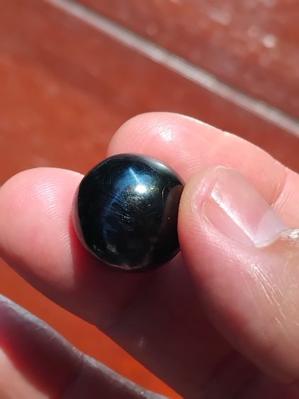 เหล็กไหล ทรงกลมมน จารมือ ขนาดประมาณ 1 นิ้ว มีน้ำหนัก สีดำ สภาพผิวเป็นมัน เนื้อแน่น เนียน รูปทรงเป็นธรรมชาติ เก่า แท้ หายากมากๆ เหล็กไหล เป็น รูปที่ 5