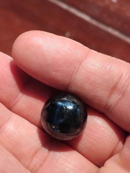 เหล็กไหล ทรงกลมมน จารมือ ขนาดประมาณ 1 นิ้ว มีน้ำหนัก สีดำ สภาพผิวเป็นมัน เนื้อแน่น เนียน รูปทรงเป็นธรรมชาติ เก่า แท้ หายากมากๆ เหล็กไหล เป็น รูปที่ 6
