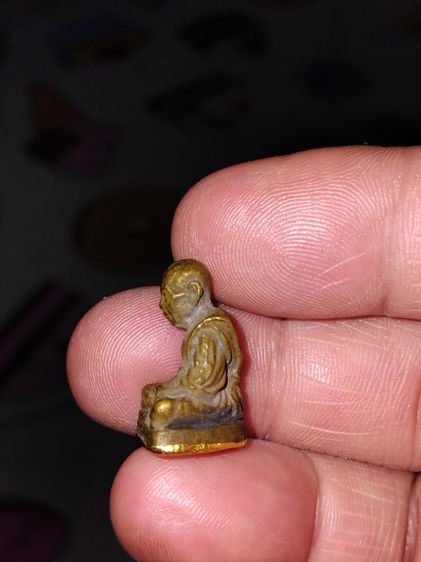 รูปหล่อลอยองค์ ก้นทองคำ หลวงปู่ทิม วัดละหารไร่ ตอกด้านหลัง และตอกโค็ดรูปศาลาที่ฐาน เนื้อโลหะ สภาพสวยสมบูณณ์ เก่า แท้ แปลก หายาก รูปที่ 4