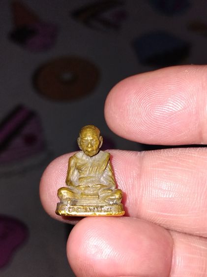 รูปหล่อลอยองค์ ก้นทองคำ หลวงปู่ทิม วัดละหารไร่ ตอกด้านหลัง และตอกโค็ดรูปศาลาที่ฐาน เนื้อโลหะ สภาพสวยสมบูณณ์ เก่า แท้ แปลก หายาก รูปที่ 2