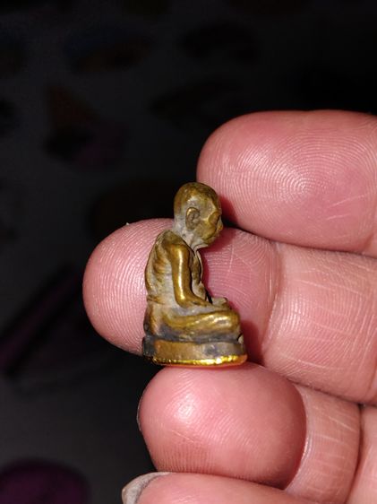 รูปหล่อลอยองค์ ก้นทองคำ หลวงปู่ทิม วัดละหารไร่ ตอกด้านหลัง และตอกโค็ดรูปศาลาที่ฐาน เนื้อโลหะ สภาพสวยสมบูณณ์ เก่า แท้ แปลก หายาก รูปที่ 5