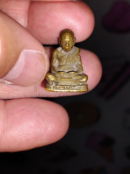 รูปหล่อลอยองค์ ก้นทองคำ หลวงปู่ทิม วัดละหารไร่ ตอกด้านหลัง และตอกโค็ดรูปศาลาที่ฐาน เนื้อโลหะ สภาพสวยสมบูณณ์ เก่า แท้ แปลก หายาก รูปที่ 6