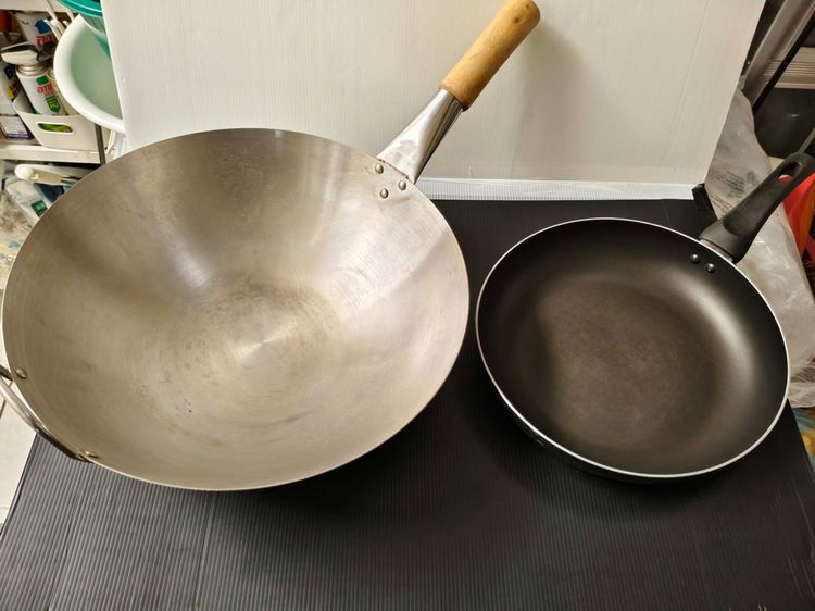 หม้อและกระทะ กระทะสแตนเลสก้นลึก ด้ามไม้ 36 ซม. กระทะเทฟล่อน Seagull 26ซม.สภาพพอใช้ มือ2 ใช้งานได้ปกติ 
