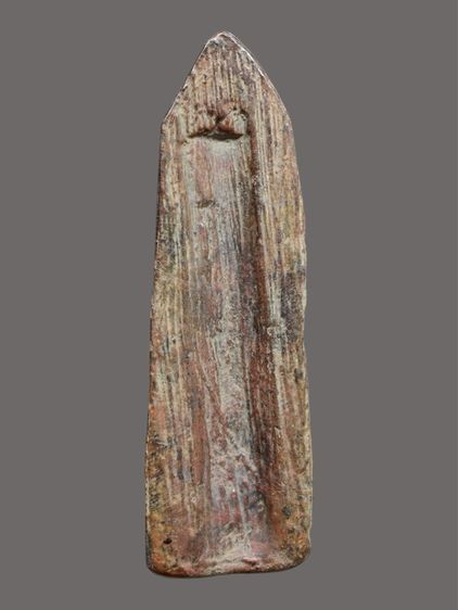 พระร่วงหลังหลังปืนเนื้อชินสนิมแดง กรุวัดพระศรีรัตนมหาธาตุ จังหวัดสุโขทัย  รูปที่ 2