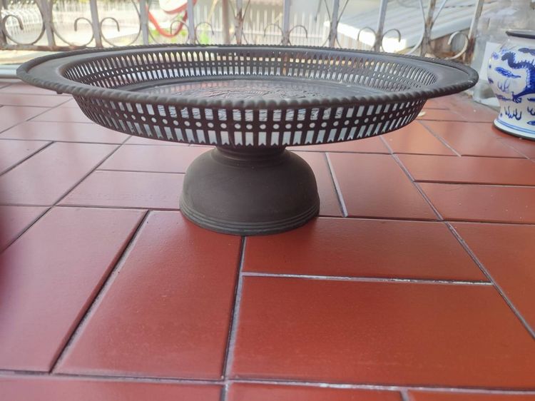 พานโตบพานทองเหลืองเก่า ลายดอกไม้ ขนาดกว้าง 15นิ้ว  ราคา 1500. รูปที่ 2