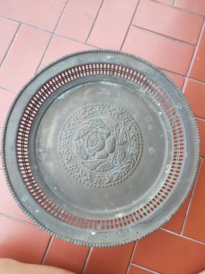 พานโตบพานทองเหลืองเก่า ลายดอกไม้ ขนาดกว้าง 15นิ้ว  ราคา 1500. รูปที่ 3