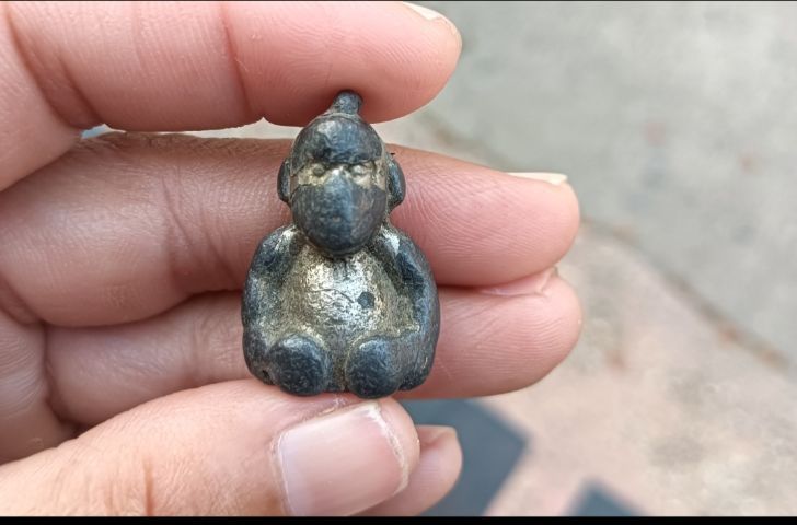 พระนั่งเก่า 1 องค์ (เป็นเนื้อโลหะ)