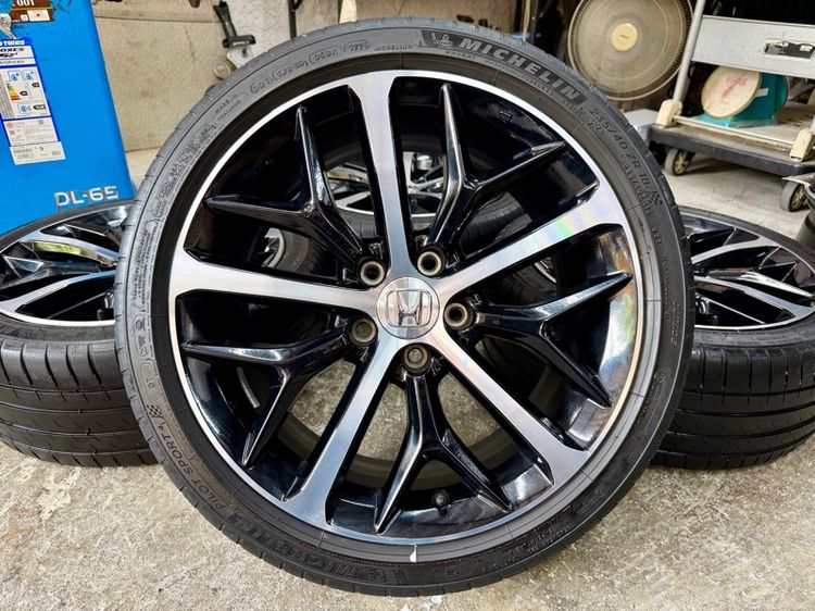18" ล้อแม็ก HONDA CIVIC RS ขอบ 18” สีเดิม ยาง MICHELIN 235-40R18 ปี 23