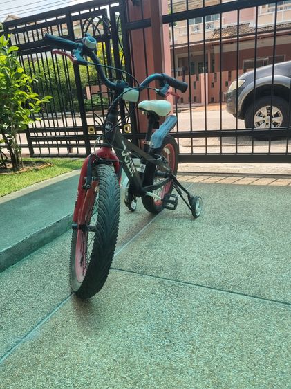 รถจักรยานมือสองคุณภาพดีสวย สำหรับเด็กเล็กมีล้อเล็กเสริมที่ล้อหลัง พอโตหน่อยถอดล้อเสริมออก ใช้ได้ถึง10-11ขวบ
