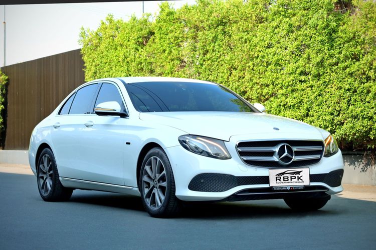 รถ Mercedes-Benz E-Class E350 สี ขาว