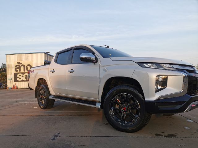 Mitsubishi Triton 2019 2.4 GT Premium 4WD Pickup ดีเซล ไม่ติดแก๊ส เกียร์ธรรมดา ขาว รูปที่ 3