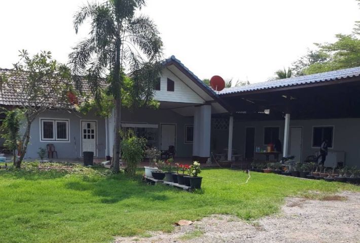 ใช่ ขายที่ดิน 9 ไร่ บ้านพร้อมอยู่เดี่ยวชั้นเดียว 