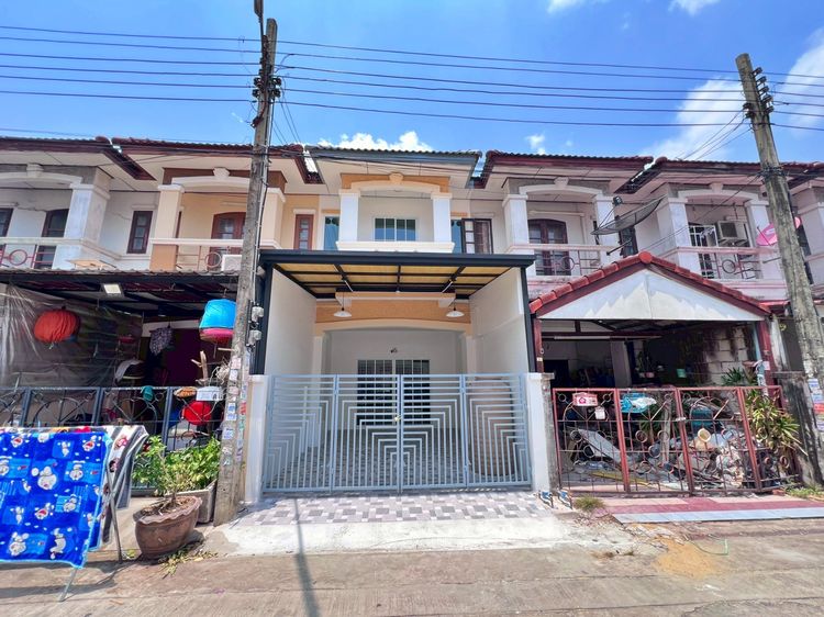 มีบางส่วน ขาย ทาวน์เฮ้าส์ 2 ชั้น 17 ตรว. หมู่บ้านรามอินทรา 71 คู้บอน 27 แยก 35 3 นอน 2 น้ำ ครัวต่อเต็ม ทำเลดี ใกล้ MRT คู้บอน