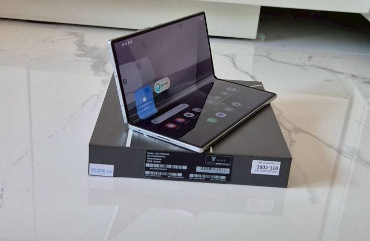 Samsung Galaxy Z Fold 7   ของแท้ ศูนย์ไทย  มีประกัน สี Silver Shadow ราคาเพียง 32,900 บาท  
