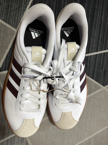 รองเท้า adidas 