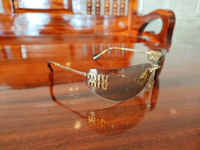 อื่นๆ แว่นตากันแดด แว่นกันแดด Miu Miu แท้ มือสอง สภาพสวยคับ