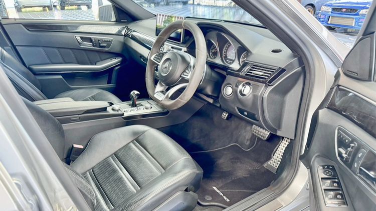 Mercedes-Benz E-Class 2011 E63 AMG เบนซิน รูปที่ 3