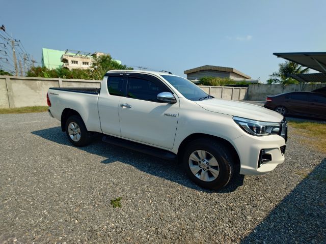 รถ Toyota Hilux Revo 2.4 E Prerunner สี ขาว