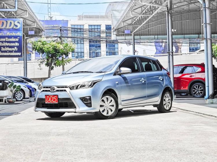 รถ Toyota Yaris 1.2 E สี ฟ้า