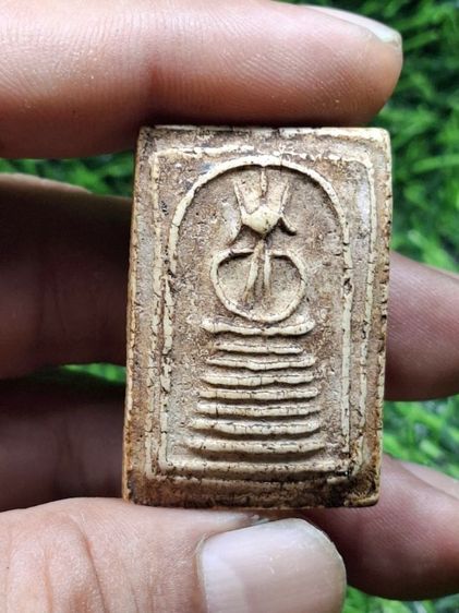 (ปิดแล้วครับ)วัดเกศไชโยพิมพ์เจ็ดชั้นเอวกว้าง ( พระในตำนาน มีในสาระบบ ) คราบกรุครบ เนื้อจัดสวย มีรอยซ่อมเก่าโบราณที่มุมล่างนิดเดียว